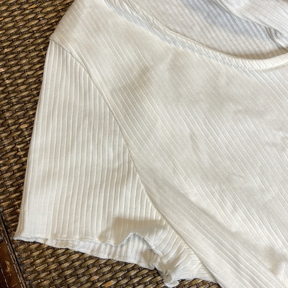 White button accent crop top size XL - Picture 3 of 3